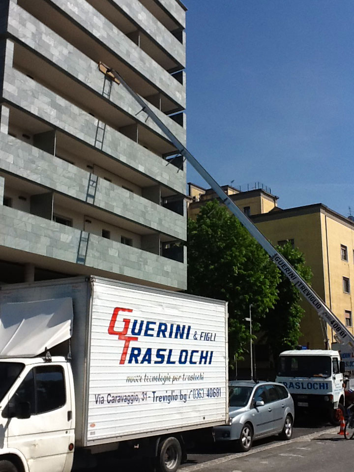 Traslochi a Milano e a Bergamo, brescia, con piattaforma fino a 31 metri.